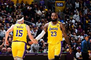 里夫斯：我应该是助攻过一对父子空接的NBA历史首人 这很特别