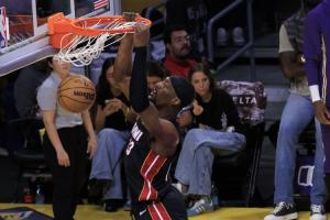 咣咣扔三分！阿德巴约三分5中1得17分8板 有3断1帽防守不错