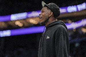 森林狼队记：爱德华兹明日将再次评估伤情 但大概还需一周回归