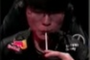 这把被Bdd对位差距了！Faker第二局使用塞拉斯打出3-7-5的战绩