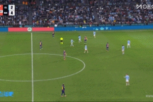 补时染红！德容踩踏阿斯帕斯，两黄变一红被罚下场，巴萨10人作战