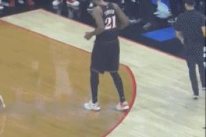 先别高兴 还没赢呢！恩比德得知巴恩斯6犯离场后摇头晃脑跳起恰恰