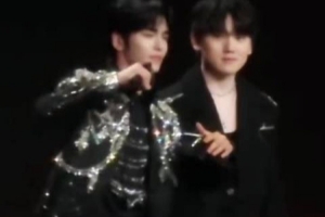 看得出来很局促了微博之夜JKL面对表演 想模仿有点手足无措