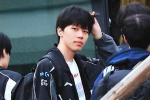 涵艺：ON还没回上海没落笔签字，Light是有可能不打 gala还没决定