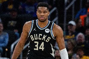 东里连中高难度三分？字母哥：只能接受 他们场均都在28分以上！