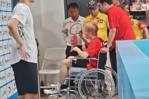 全运会羽毛球男单1/4决赛，石宇奇先胜一局后因伤退赛