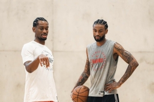 亚历山大-沃克签约匡威！表兄弟俩现在同处一个球鞋品牌阵营！