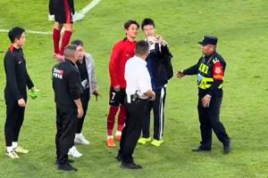 小球迷赛后冲入场内，韦世豪示意安保人员松下手+与前者合影一张
