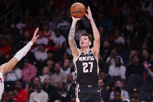 这就是射手！克雷伊奇下半场7记三分轰21分 上半场未得分