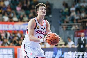 媒体人：郭艾伦负重深蹲成绩20个 满分