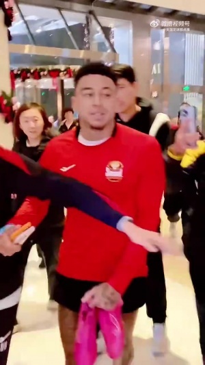 人气火爆！球迷在酒店与林加德合影，球队工作人员护送其进入电梯