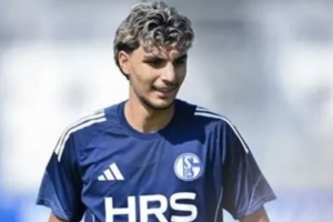 记者：罗马有意沙尔克19岁后卫梅尔特坎·艾汉，价格约800万欧元