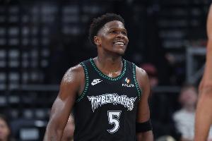 球星作用！爱德华兹上下步抛投 个人连拿6分