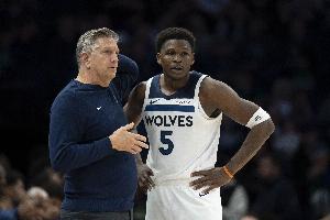 解说：森林狼最后时刻各种莫名其妙的失误还捏着暂停 拙劣啊芬奇