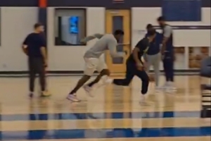 为逐渐解除上场时间限制 锡安今天训练结束后加练冲刺跑拉体能