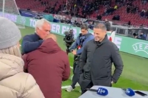 昔日师徒！穆帅欧冠赛前与斯内德拥抱寒暄