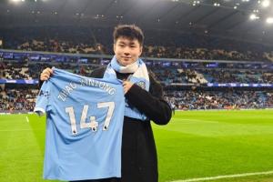 城里人！赵心童现场观赛曼城欧冠比赛，获赠号码147球衣