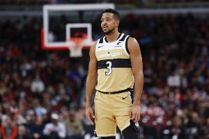 还在进！麦科勒姆连续胯下迎着防守再中三分球