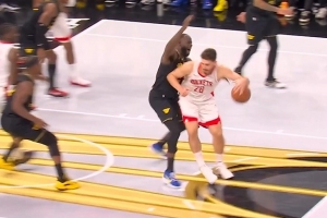 等你很久！追梦防守申京一碰就倒 造成后者进攻犯规