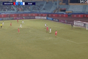 很危险！河内公安球员左路内切远射，球击中立柱