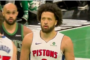 致命？活塞落后1分&手握球权 康宁汉姆持球被夹击丢球失误