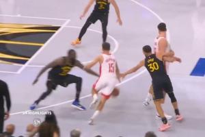 库里绕掩护与申京撞到一起 随后便一瘸一拐&步履蹒跚