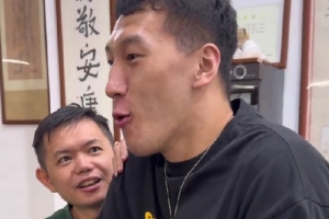 这小表情！杜润旺按摩治疗拉伤：怎么到我这成了综艺节目了