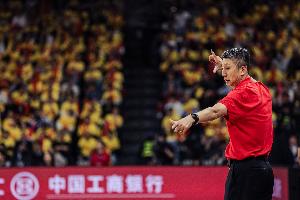 中国男篮在外线失准 只能依靠内线的强攻去得分 也没有限制李贤重