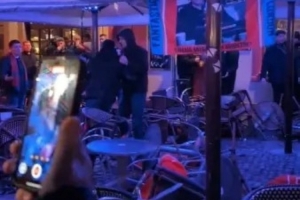 丢杂物+斗殴！太阳报：部分水晶宫球迷赛前在斯特拉斯堡引发冲突