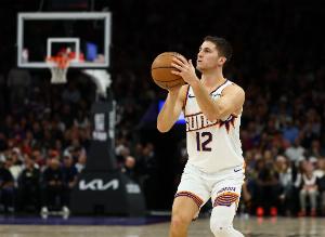 布克：吉莱斯皮影响力很关键防威少做得很棒 他每天都在努力训练