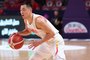 状态不佳！高诗岩半场3投0中&三分2中0 得0分3板1断