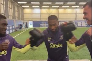 绷不住了踢曼联内讧的盖耶与基恩和好，打了场“和好拳击赛”