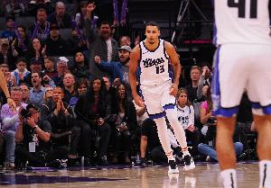 外线不准！基根·穆雷上半场11中5&三分4中0 拿到14分6篮板3抢断