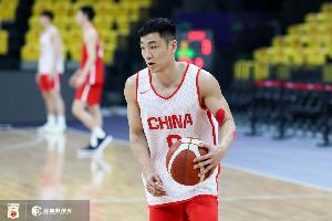 苏群：郭士强让高诗岩首发 使中国男篮的进攻从一开始陷入被动