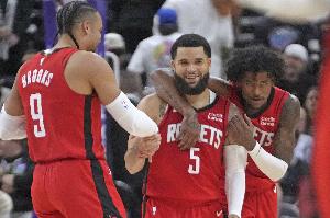 范弗里特：之前我&杰伦&狄龙3分都很不稳 这赛季人人都能投了