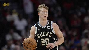 箭如雨下！雄鹿首节三分13中9 AJ·格林独中4记三分