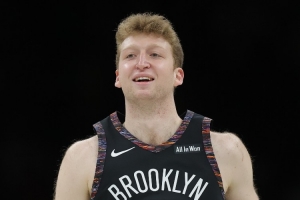 年轻人打挺好！27号秀沃尔夫16中8拿全队最高22分 另有4板4助1帽