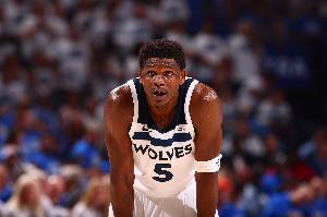 确实冤！爱德华兹强攻被打手遭裁判无视 抱怨还被吹技犯