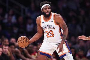 活力十足！米切尔·罗宾逊4中1拿到2分拼下15板 其中7前场板