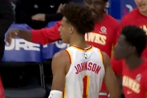 攻防转换！丹尼尔斯抢断后长传 助攻杰伦·约翰逊反击双手飞扣