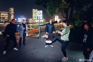 神秘的东方游戏齐达内与上海大妈踢毽子，在一声声漂亮中上头