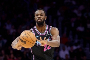 斯波：维金斯是联盟顶尖的双向侧翼球员之一 他能从一防到五