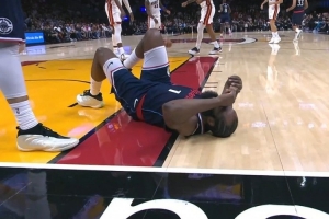 哈登突破痛苦倒地！美媒嘲讽其碰瓷：太无耻了 没人碰到他