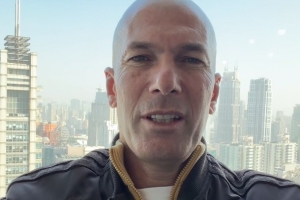 你好，吃了么？齐达内用中文向中国球迷问好