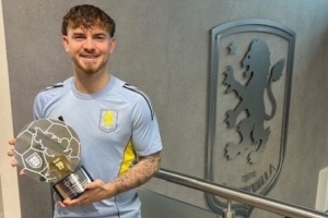 PFA向埃利奥特颁发特别贡献奖，表彰球员U21欧洲杯出色表现