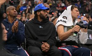 解说谈保罗与快船分道扬镳：据说是在更衣室得罪莱昂纳德了