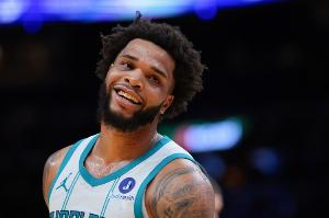 场均21.7分6.1篮板3.5助攻！美记：黄蜂计划兜售迈尔斯·布里奇斯