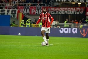 意媒：福法纳肌肉不适将缺席米兰未来2场比赛，上调18岁小将萨拉