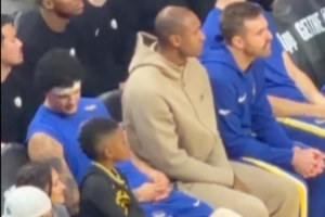 不仅能当球童！追梦上场比赛时 小追梦坐其位置上观赛&帮忙暖凳子