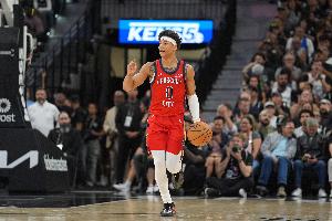 迅速适应NBA！费尔斯生涯至今已砍下5次20+ 达此成就最年轻后卫